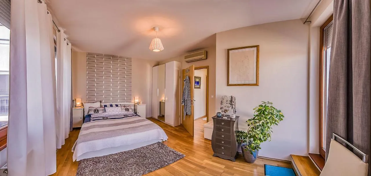 Budapest Top Apartment With Private 90 Sqm Rooftop, Free Parking And Air Condition